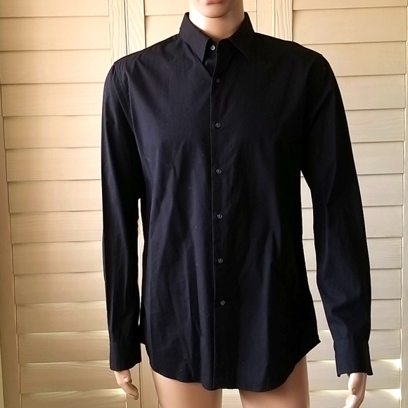 uniqlo black button down